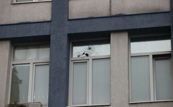 Мъж стреля по полицейско управление в София, ранени са двама полицаи (обновена, галерия)