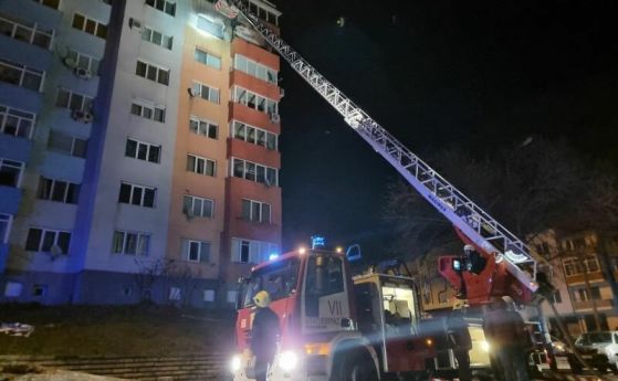 Най малко петима души са обгазени при пожар в жилищен блок