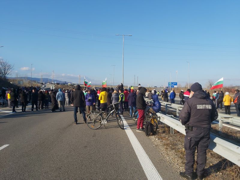 Протестиращи заради забавеното изграждане на мост над река Струма, който свързва
