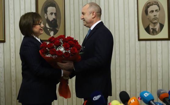 С цветя и бонбони: Радев връчи третия мандат на БСП (обновена)