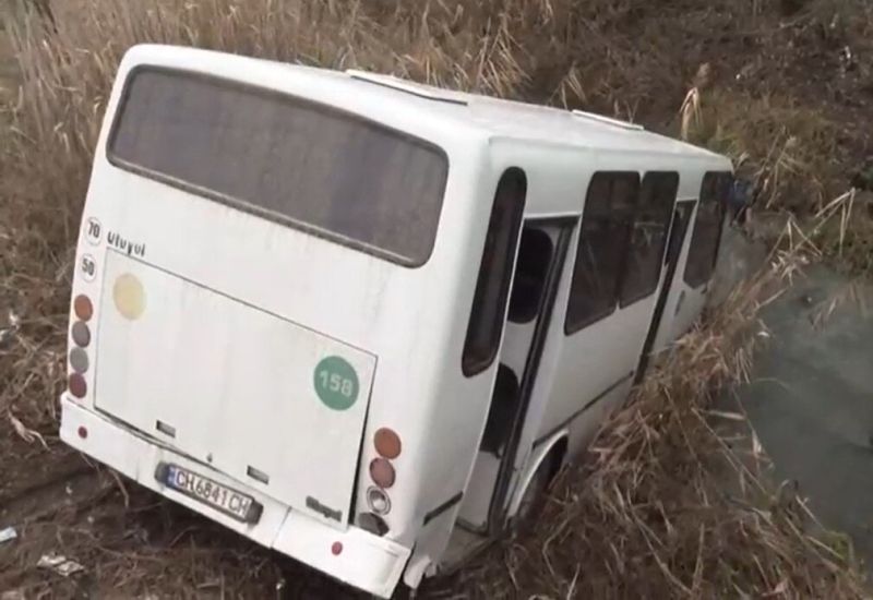 Пътнически автобус падна в река в сливенското село Жельо Войвода,