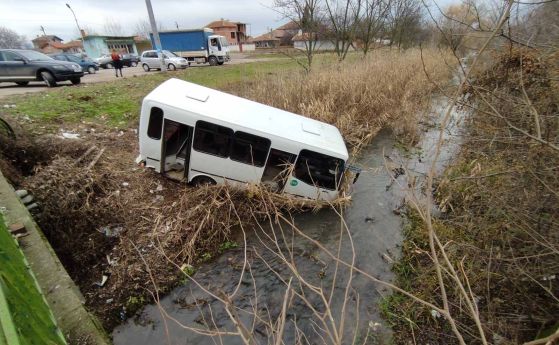 Пътнически автобус падна в река в сливенско село