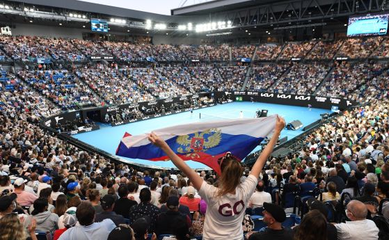 Зрителка развява руското знаме на корта по време на Откритото първенство на Австралия, 30 януари 2022 г.