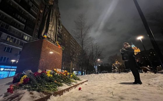 Тих протест: Московчани устроиха мемориал на жертвите от руския ракетен терор в Днипро