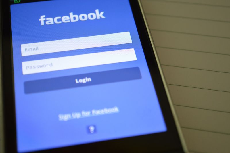 Кой и как модерира съдържанието във Фейсбук? По какви правила