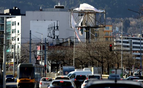 Вятър е отнесъл платнището на билборд в София.