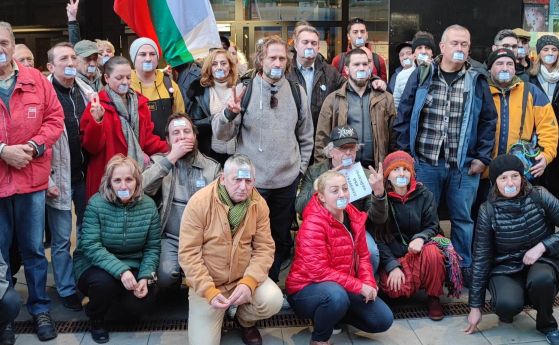 Десетки излязоха на протест срещу цензурата във Facebook пред централата на