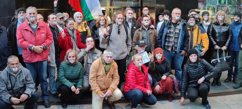 Десетки излязоха на протест срещу цензурата във Facebook пред централата на