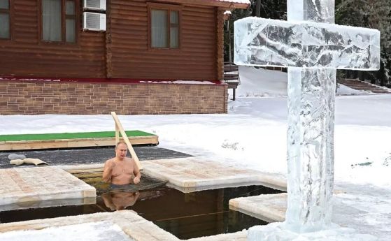 Руският президент Владимир Путин се потопи по традиция в ледена