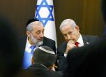 Арие Дери (вляво) разговаря с Бенямин Нетаняху (вдясно) по време на седмичното заседание на правителството в кабинета на премиера в Йерусалим, 8 януари 2023 г.