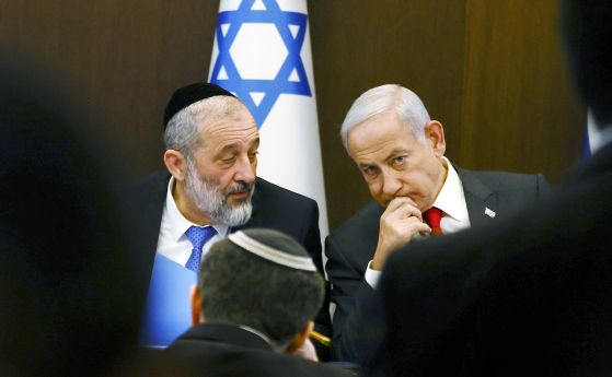 Арие Дери (вляво) разговаря с Бенямин Нетаняху (вдясно) по време на седмичното заседание на правителството в кабинета на премиера в Йерусалим, 8 януари 2023 г.