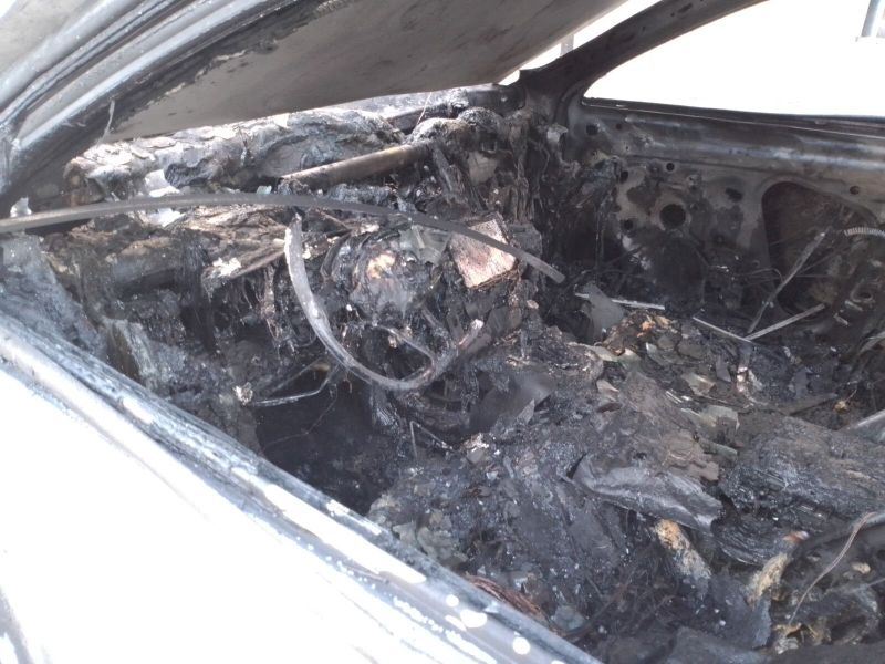 Автомобил се запали и изгоря напълно пред сградата на Българската