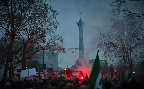 Десетки хиляди на протест срещу пенсионната реформа на Макрон във Франция, страната е блокирана