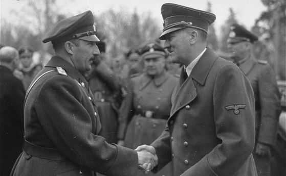 Хитлер поздравява цар Борис III при негово посещение в нацистка Германия.