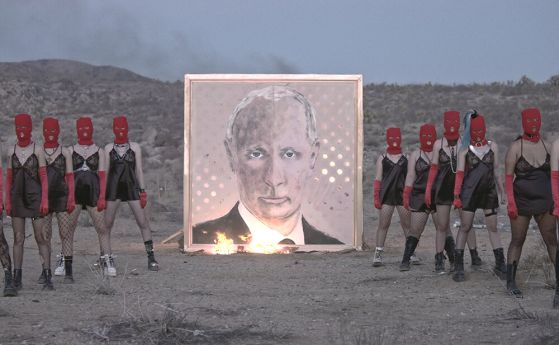 12 часа след акцията на Pussy Riot ''Останките на Путин'' пада Кримският мост (галерия)