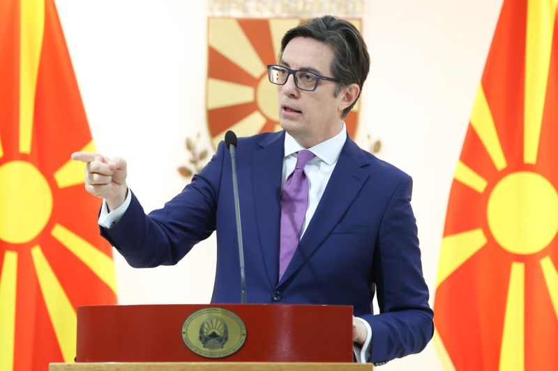 Македонският президент Стево Пендаровски предложи на правителството, съгласно закона за чужденците,