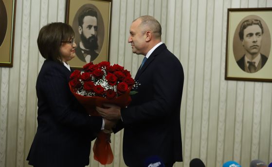 Връчването на третия проучвателен мандат за съставяне на правителство - на БСП - съвпадна с рождения ден на Корнелия Нинова, която получи червени рози от президента Радев.