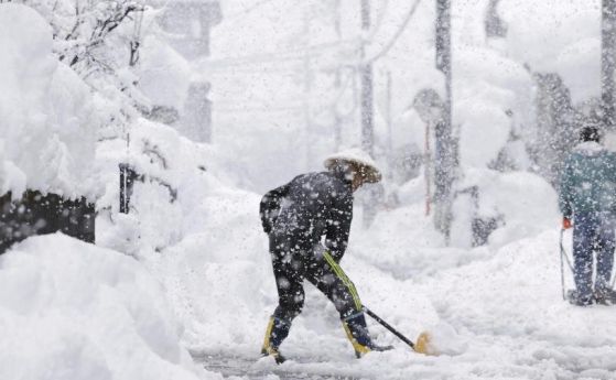 Сняг спря влаковете стрели в Япония, над 300 полета са отменени