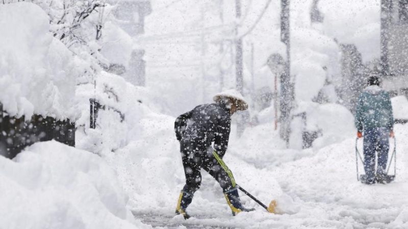 Сняг затрупа пътищата в Япония и доведе до километрични задръствания,