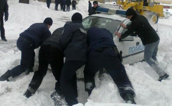 Утре на път в Западна и Южна България - подготвени за зимни условия, иде сняг