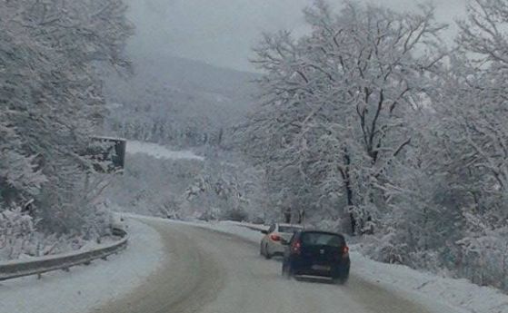 Камиони закъсаха по пътищата в пазарджишко заради натрупалия сняг