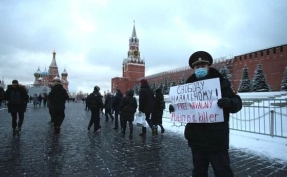 Полицаят, излязъл на Червения площад с плакат в подкрепа на Навални, бе осъден задочно