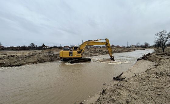 Страх от наводнение в Карловско, чистят речните корита и днес