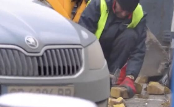 Пак видео с работник, който чупи жълто паве: Фандъкова ще глоби фирмата с 200 000 лева, ако се потвърди