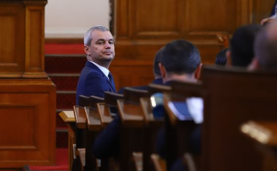 Депутатът Костадин Костадинов в пленарната зала на Народното събрание.