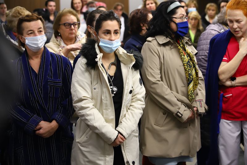 Лекари, медицински сестри и санитари изразяват недоволството си със своеобразен