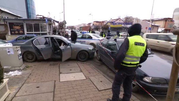 Двама полицаи пострадаха леко при гонка с шофьор посред бял