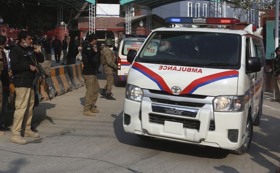 Поне 28 загинали и над 150 ранени при експлозия в джамия в Пешевар