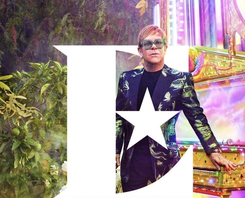 Elton John във Facebook