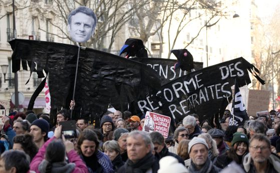 Франция се изсипа по улиците. Мощни протести срещу пенсионната реформа на Макрон