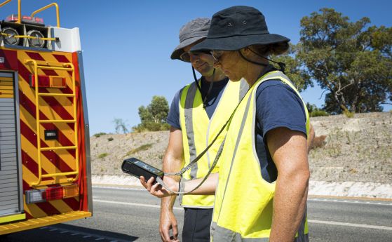 Служители на австралийското Министерство на пожарната и аварийната безопасност търсят радиоактивна капсула, 28 януари 2023 г.