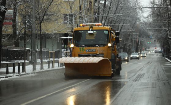 Близо 780 снегорини почистват пътищата, жълт код за снеговалежи в 8 области