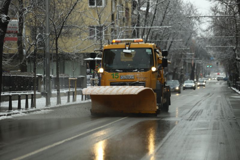 Близо 780 машини почистват пътните настилки в районите със снеговалеж,