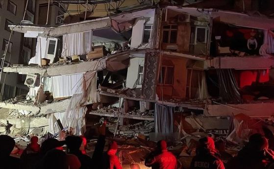 7,8 по Рихтер в Турция, стотици загинали, над 1000 ранени към границата със Сирия
