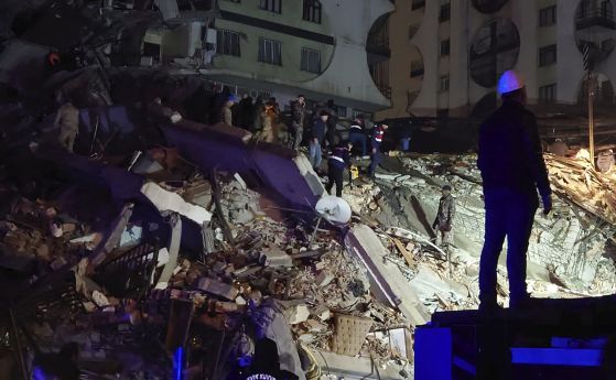 Хора се опитват да достигнат до затрупани жители в срутена сграда в Диарбекир.
