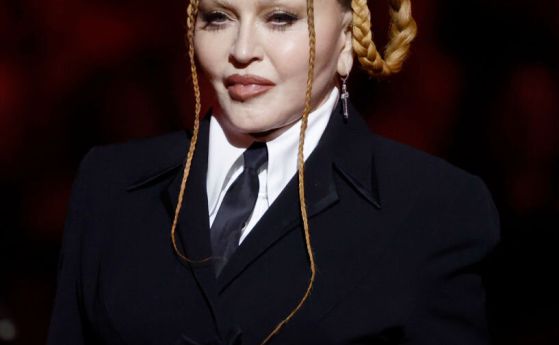 Мадона се облече като абсолвентка-отличничка на наградите Грами, всъщност множеството