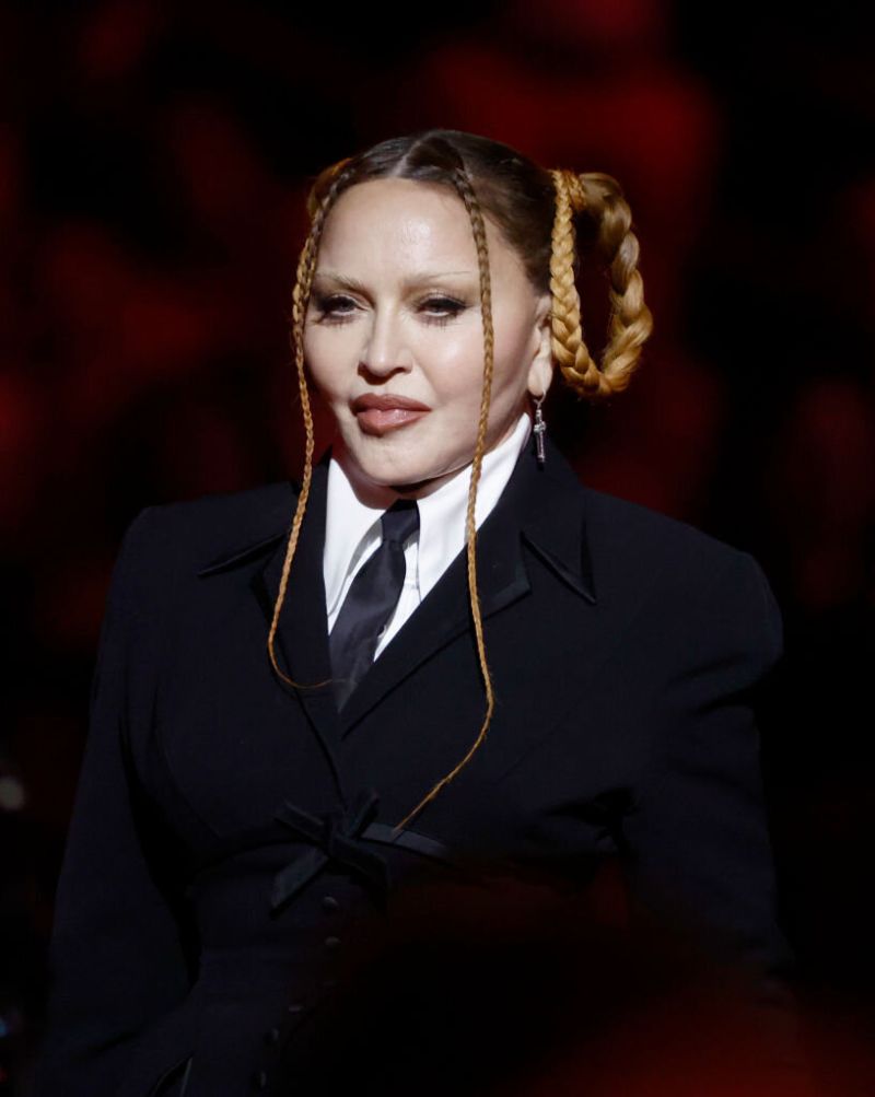 Мадона се облече като абсолвентка-отличничка на наградите Грами, всъщност множеството
