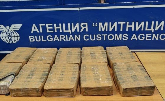 Украинска валута за близо 1 млн. лева откриха в тайник на автобус на ''Дунав мост''-Русе (видео)
