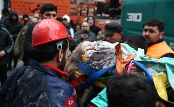 Мъже носят на носилка 10-годишно момиченце, спасено от 10-етажна разрушена сграда в Османие, Турция.