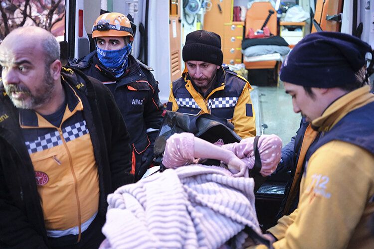 Цяла нощ, без да спират работиха спасителите в Турция с