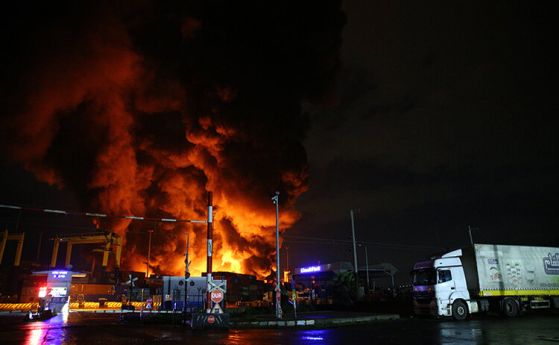 Турция: Пожар избухна на пристанище по време на земетресенията, не могат да го угасят