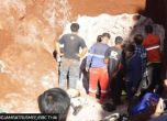 Драматична спасителна операция в Тайланд: извадиха невредимо бебе, паднало в 13-метров кладенец