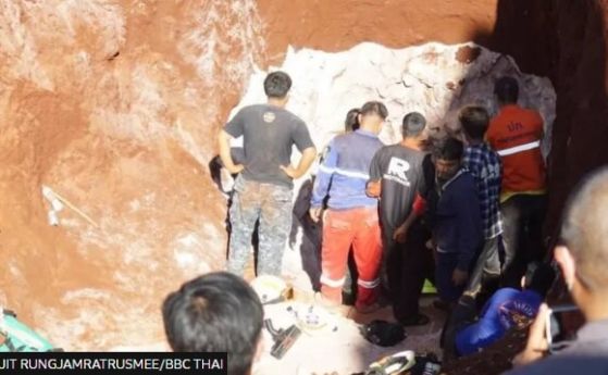 Драматична спасителна операция в Тайланд: извадиха невредимо бебе, паднало в 13-метров кладенец