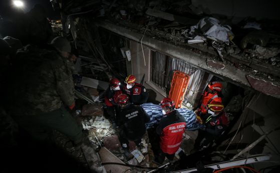 Хатай: Извадената жива учителка изпод отломките на срутена бетонна сграда 49 часа след земетресението.