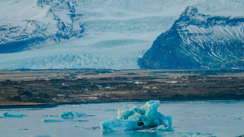 Топящите се ледници, които изливат огромни количества вода в близките
