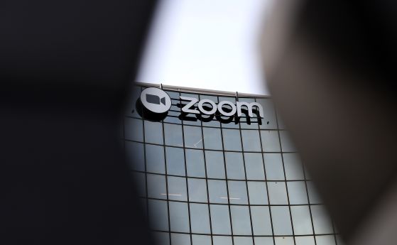 Шефът на Zoom реже 98% от собствената си заплата и съкращава 15% от служителите